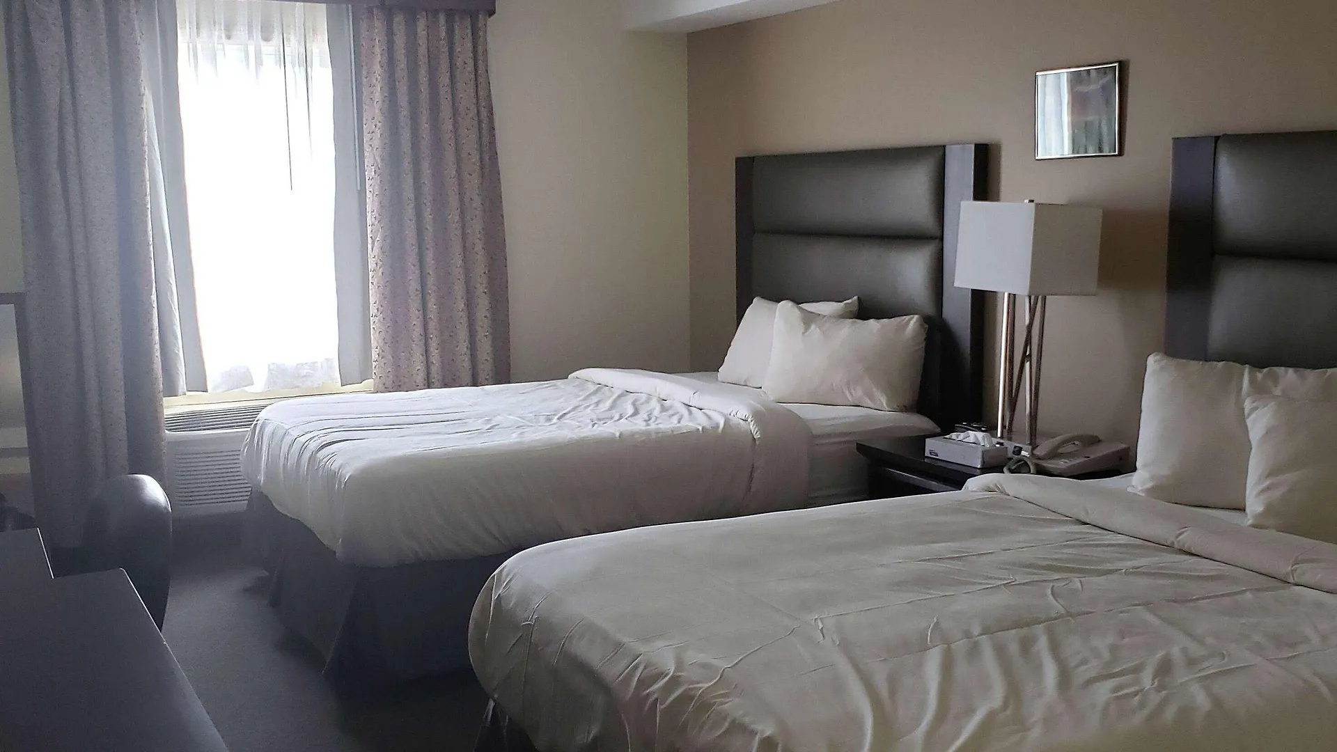 Super 8 By Wyndham Niagara Falls By The Falls Hotel