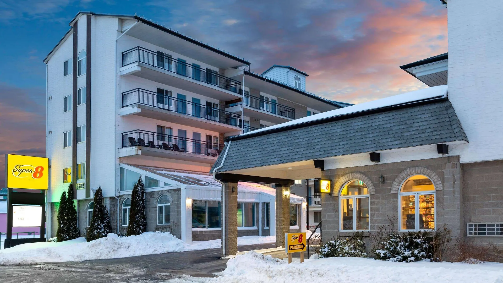 Super 8 By Wyndham Niagara Falls By The Falls