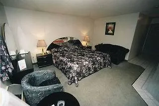 Super 8 By Wyndham Niagara Falls By The Falls
