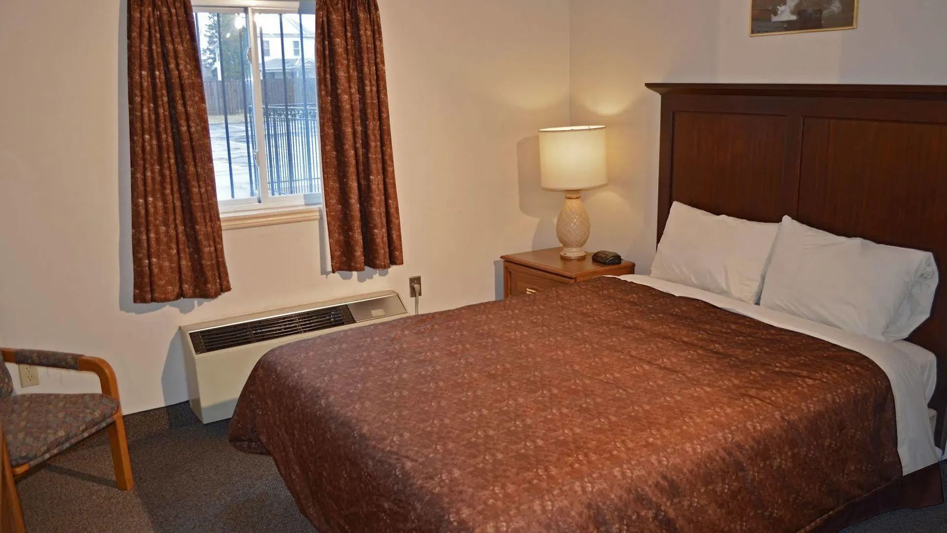 Super 8 By Wyndham Niagara Falls By The Falls Hotel